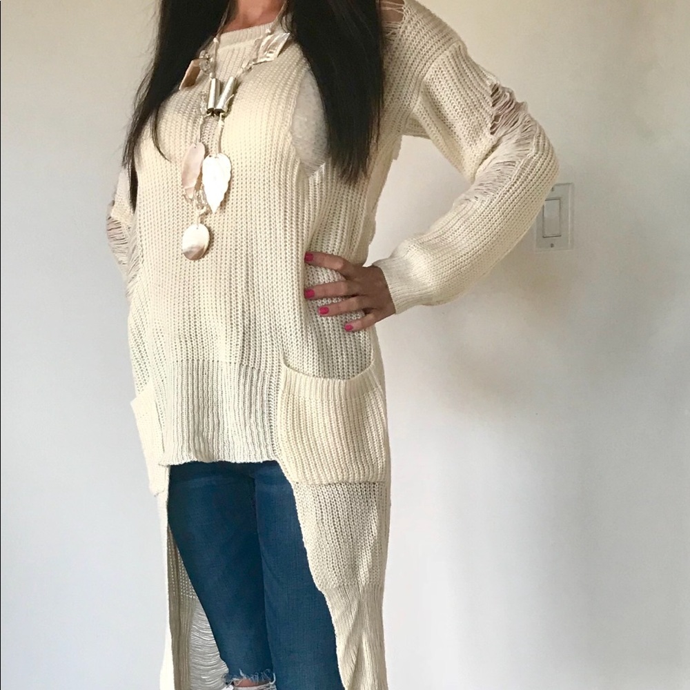 Asymmetric White sweater with pockets
